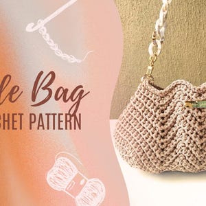Puede incluir: Bolso de ganchillo beige con un patrón de chevrón y una correa de cadena blanca. El bolso tiene una pequeña etiqueta rectangular. La imagen también incluye el texto "Onde Bag CROCHET PATTERN".