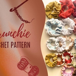 Puede incluir: Imagen que presenta una variedad de coleteros de ganchillo hechos a mano y coloridos. Los coleteros son de varios colores, incluyendo amarillo, rojo, azul y marrón. El texto "Scrunchie Crochet Pattern" se muestra a la izquierda.