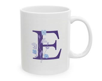 Keramisk mugg med initialer och blomma, personlig kaffekopp, present till henne, bokstaven E