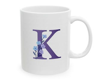 Keramisk mugg med initialer och blomma, personlig kaffekopp, present till henne, bokstaven K