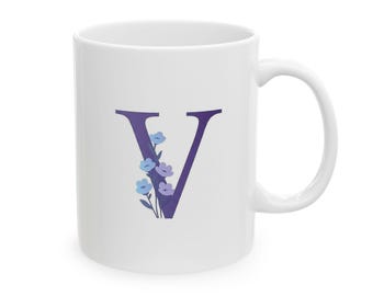 Keramisk mugg med initialer och blomma, personlig kaffekopp, present till henne, bokstaven V