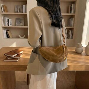 Schokoladenbraune Wildleder Crescent Umhängetasche, Damen Crossbody Tasche, Halbmond Hobo Tasche, Minimalistische Alltags Geldbörse, Schick Vielseitige Handtasche Braun