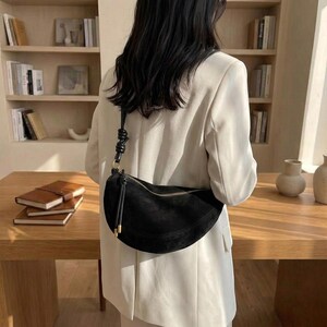 Schokoladenbraune Wildleder Crescent Umhängetasche, Damen Crossbody Tasche, Halbmond Hobo Tasche, Minimalistische Alltags Geldbörse, Schick Vielseitige Handtasche Schwarz