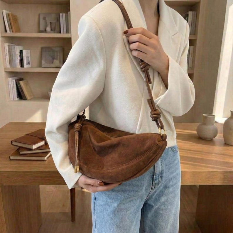 Schokoladenbraune Wildleder Crescent Umhängetasche, Damen Crossbody Tasche, Halbmond Hobo Tasche, Minimalistische Alltags Geldbörse, Schick Vielseitige Handtasche coffee