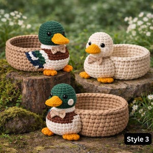 Op de afbeelding: Drie gehaakte eendvormige manden. De eenden hebben groene of crèmekleurige hoofden, gele snavels en bruine strikjes. De manden zijn bruin en rond, met de tekst "Style 3" rechtsonder.