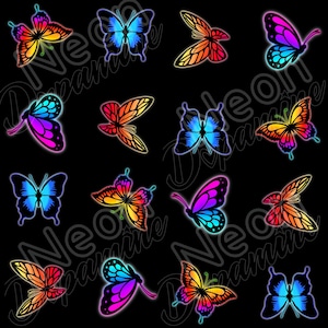 以下が含まれることがあります： 黒い背景に、カラフルな蝶のイラストがパターン化されています。蝶は、青、ピンク、オレンジ、黄色などの鮮やかなネオンカラーで表現されています。デザインは表面全体に繰り返され、視覚的に印象的でダイナミックな構成を作り出しています。