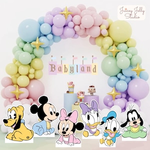 Può includere: Un arco di palloncini colorati in colori pastello, con accenti di stelle dorate e la scritta "Babyland". In primo piano, sagome di personaggi Disney, tra cui Topolino e Minnie, Pluto, Paperina e Paperino, e Pippo. L'immagine è di Jucey Jelly Studio.
