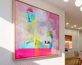 Peut inclure: Une grande peinture abstraite carrée dans un cadre en bois clair présentant des couches vibrantes de peinture rose, jaune et turquoise avec une bande horizontale rose vif en bas. Le texte DUE ALBERI est imprimé en petites lettres grises.