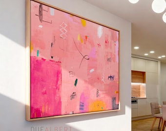 Op de afbeelding: Een groot rechthoekig schilderij op canvas in een lichte houten lijst, met een dominante zachtroze achtergrond en een fel magenta blok linksonder. Het kunstwerk bevat verspreide abstracte markeringen, dunne zwarte lijnen en kleine gele accenten.