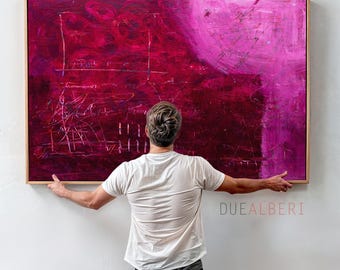 Può includere: Un grande dipinto astratto rettangolare con toni magenta profondo e rosa vibrante, caratterizzato da texture stratificate e sottili segni lineari bianchi, racchiuso in una cornice di legno chiaro. Il testo DUEALBERI è in basso a destra.