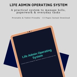 Puede incluir: Una tableta digital con una pantalla azul oscuro muestra el texto "Life Admin Operating System". La tableta tiene un borde naranja claro y está inclinada sobre una superficie azul oscuro. El texto de arriba dice "Un sistema práctico para gestionar facturas, papeleo y tareas diarias."