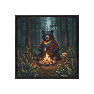 Puede incluir: Parche cuadrado con un oso negro sentado junto a una fogata en un bosque. El oso lleva un pañuelo arcoíris y una camisa a cuadros roja y negra. Una taza y un sándwich están cerca.