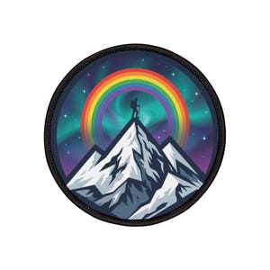 Può includere: Una tazza di ceramica bianca con manico nero e la scritta "But First, Coffee" in stile scritto a mano. La tazza è su una superficie bianca. La tazza è alta circa 10 cm.