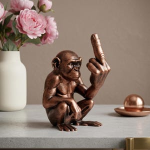 Standbeeld middelvinger grappig aapje - Rude chimpansee-bureaudecor - Uniek kantoorcadeau