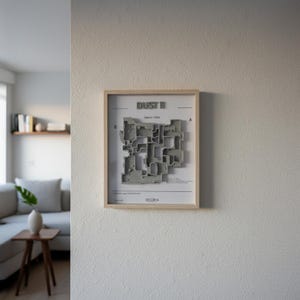 Puede incluir: Un mapa en relieve gris enmarcado del mapa "Dust II" de Counter-Strike, con el título en la parte superior. El mapa está sobre un fondo blanco y enmarcado en madera clara. El marco está colgado en una pared blanca.