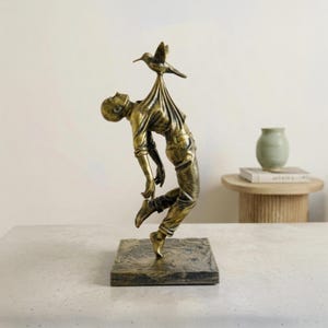 Surrealistische Mann und Kolibri Skulptur - Moderne Kunst Figur für Zuhause & Büro Dekor