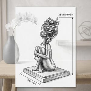 K&ouml;nnte beinhalten: Eine Graphitzeichnung einer sitzenden Figur mit flie&szlig;endem Haar auf einem rechteckigen Sockel. Die Figur ist mit an die Brust gezogenen Knien dargestellt. Die Ma&szlig;e sind mit 23 cm H&ouml;he und 15 cm Breite angegeben.