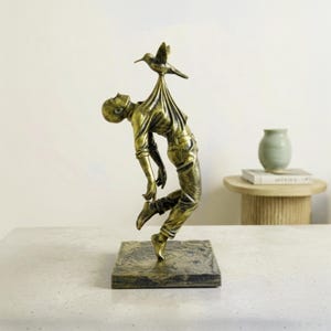 Surrealistyczna rzeźba mężczyzny i kolibra – nowoczesna figurka artystyczna do wystroju domu i biura