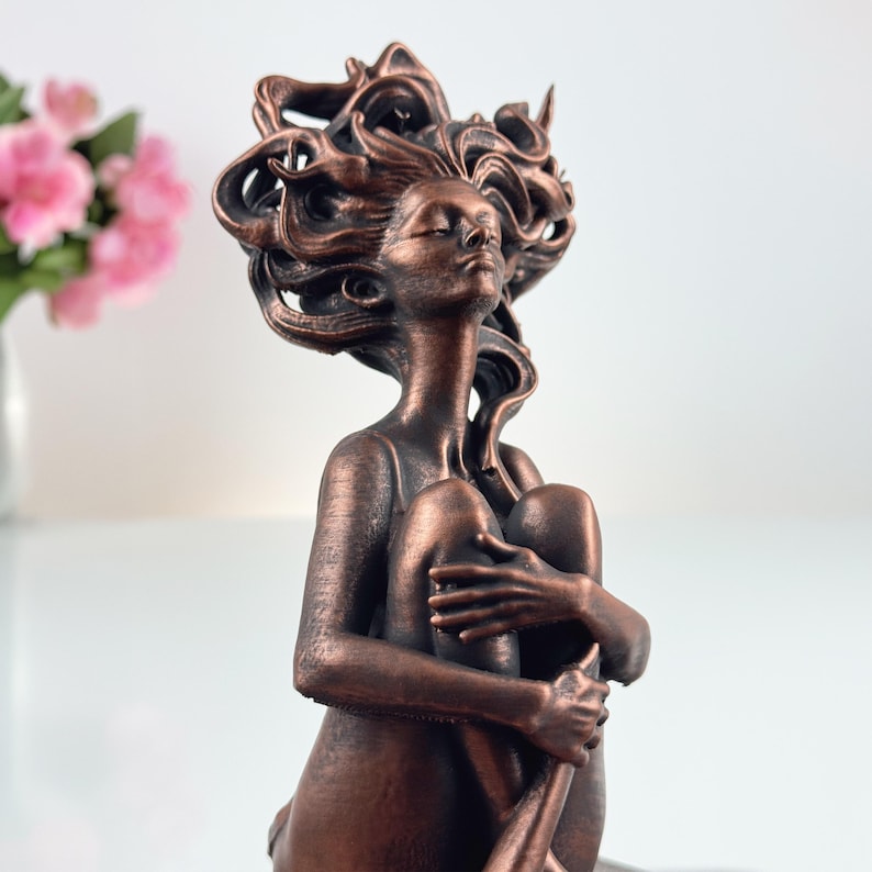 Moderne Skulptur Frau ""Innere Ruhe"" – Exklusive Dekofigur Handgefertigt in Bronze, Silber & Gold Optik." Bild 4