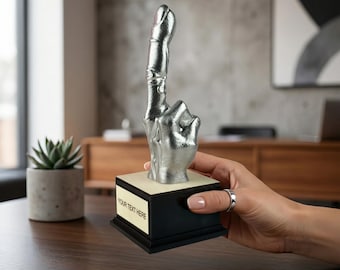 Trofeo personalizado con forma de gesto de la mano grabado: decoración única para la oficina y el escritorio.