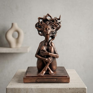Moderne Skulptur Frau ""Innere Ruhe"" – Exklusive Dekofigur Handgefertigt in Bronze, Silber & Gold Optik." Bild 1