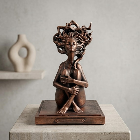 Moderne Skulptur Frau "Innere Ruhe" – Exklusive Dekofigur Handgefertigt in Bronze, Silber & Gold Optik
