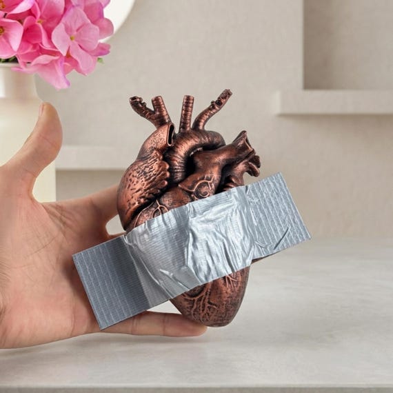 Abstrakte Herz Skulptur mit Klebeband-Design – Moderne Anatomische Kunst – Metallic Finish Deko Objekt