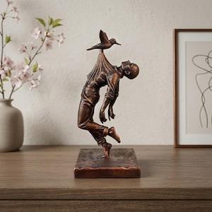 Surrealistische sculptuur man en kolibrie - beeldje moderne kunst voor decoratie thuis