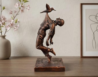 Escultura surrealista de hombre y colibrí: figura de arte moderno para decoración del hogar y la oficina.
