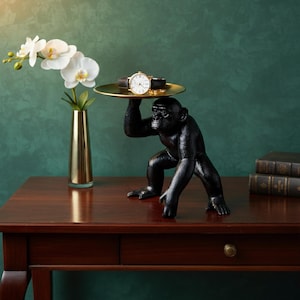 Statua del maggiordomo scimpanzé con vassoio dorato – Scimmia maggiordomo rifinita a mano.
