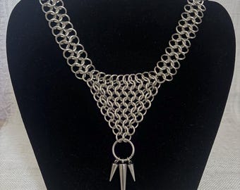 Collana in maglia di acciaio inossidabile fatta a mano – Maglia triangolare in stile armatura gotica con punte, gioiello medievale di grande impatto, festival alternativo