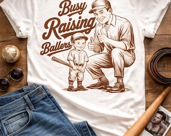 Camiseta "Busy Raising Ballers", camiseta para papá del béisbol, regalo para papá deportista, camiseta para el pequeño bateador, camiseta gráfica divertida para papá del béisbol