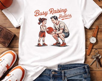 Camiseta "Busy Raising Ballers", camiseta de baloncesto para mamá y papá, camiseta gráfica deportiva para padres, camiseta familiar de baloncesto vintage, regalo para mamá o papá