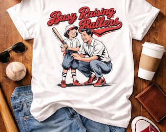Camiseta "Busy Raising Ballers", camiseta para mamá y papá del béisbol, camiseta deportiva para padres, linda camiseta gráfica de béisbol vintage, regalo familiar para el día del juego