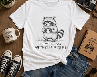 Camiseta divertida de mapache con estampado de café, camiseta con la frase "Tengo que decir cosas raras o me muero", camiseta gráfica sarcástica y simpática, idea de regalo unisex con humor.