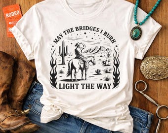 Camiseta gráfica de vaquero del oeste. Que los puentes que quemo iluminen el camino. Camiseta de jinete a caballo del desierto. Camiseta de rodeo campestre. Regalo para vaquera.