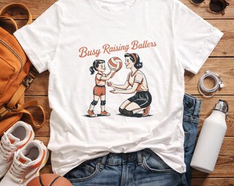 Camiseta "Busy Raising Ballers", camiseta para mamás de voleibol, camiseta gráfica para mamás deportistas, regalo para mamás de voleibol, camiseta para mamás atléticas, atuendo para el día del partido