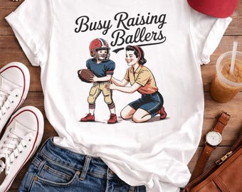 Camiseta "Busy Raising Ballers", camiseta para mamás de fútbol, camiseta gráfica para mamás deportistas, atuendo para mamás para el día del partido, idea de regalo para una orgullosa mamá del fútbol