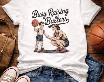 Camiseta "Busy Raising Ballers", camiseta para mamá de baloncesto, camiseta gráfica para mamá deportista, camiseta de baloncesto para mamá de niño, idea de regalo para mamá para el día del juego