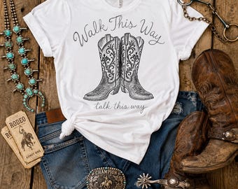 Camiseta Walk This Way con botas vaqueras, camiseta con estampado western, camiseta de música country, regalo para vaqueras de rodeo, prenda vintage de estilo western.