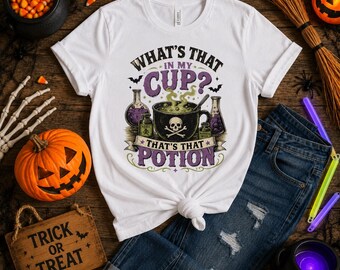 ¿Qué hay en mi taza? Esa es la poción. Camiseta divertida de Halloween con bruja, camiseta con estampado de poción espeluznante, lindo regalo unisex de otoño.