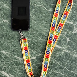 Puede incluir: Un juego de tres tazas de cerámica con un acabado mate moteado. Las tazas son de color crema, gris claro y gris oscuro. Cada taza tiene un diseño simple y minimalista.