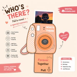 Puede incluir: Una tarjeta en forma de cámara de color melocotón con el texto "WHO'S THERE?" y "Forever Together". La tarjeta tiene una pestaña para revelar una foto. El diseño incluye un corazón y las palabras "Add your photo!" y "A small surprise that creates big smiles."