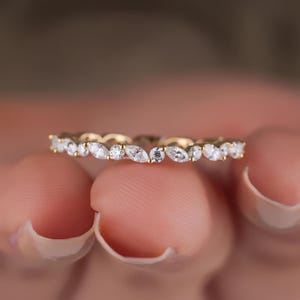 2.0mmジグザグスタイルのモアッサナイトウェディングバンド、14Kゴールド、マーキーズカットとラウンドカットが交互に並んだエタニティリング