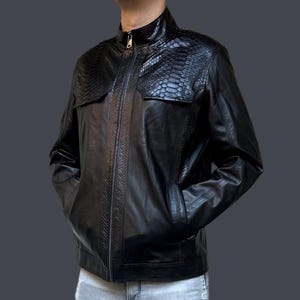 Chaqueta de piel de pitón negra hecha a mano para hombre, abrigo de motociclista de lujo con piel de serpiente exótica.