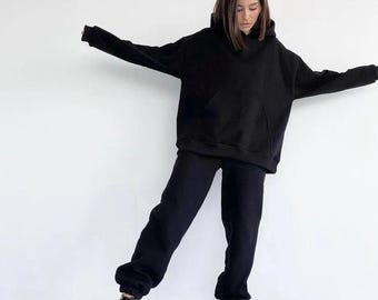 Übergroßer Fleece-Hoodie und Jogginghose, gemütliche Loungewear, minimalistischer Trainingsanzug