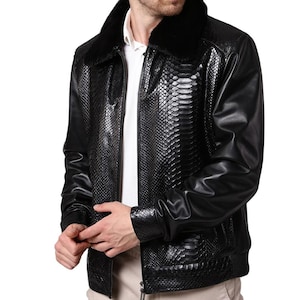 Chaqueta de piel de pitón negra para hombre con cuello de piel, chaqueta bomber de lujo de piel de serpiente exótica, abrigo de invierno hecho a mano, regalo a medida para hombre.