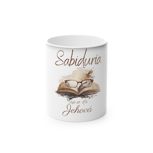 May include: White ceramic mug featuring the words "Sabiduria" and "temer de Jehová" in brown script. The design includes an open book with eyeglasses and watercolor-style brown and beige accents.