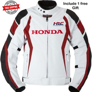 Pode incluir: Casaco de motociclismo branco com detalhes em preto e vermelho. Apresenta o logótipo da Honda e a marca HRC. Inclui o texto "Include 1 free Gift".
