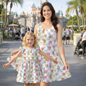 Puede incluir: Un juego de tres tazas de cer&aacute;mica con un acabado mate moteado. Las tazas son de color crema, gris claro y gris oscuro. Cada taza tiene un dise&ntilde;o simple y minimalista.